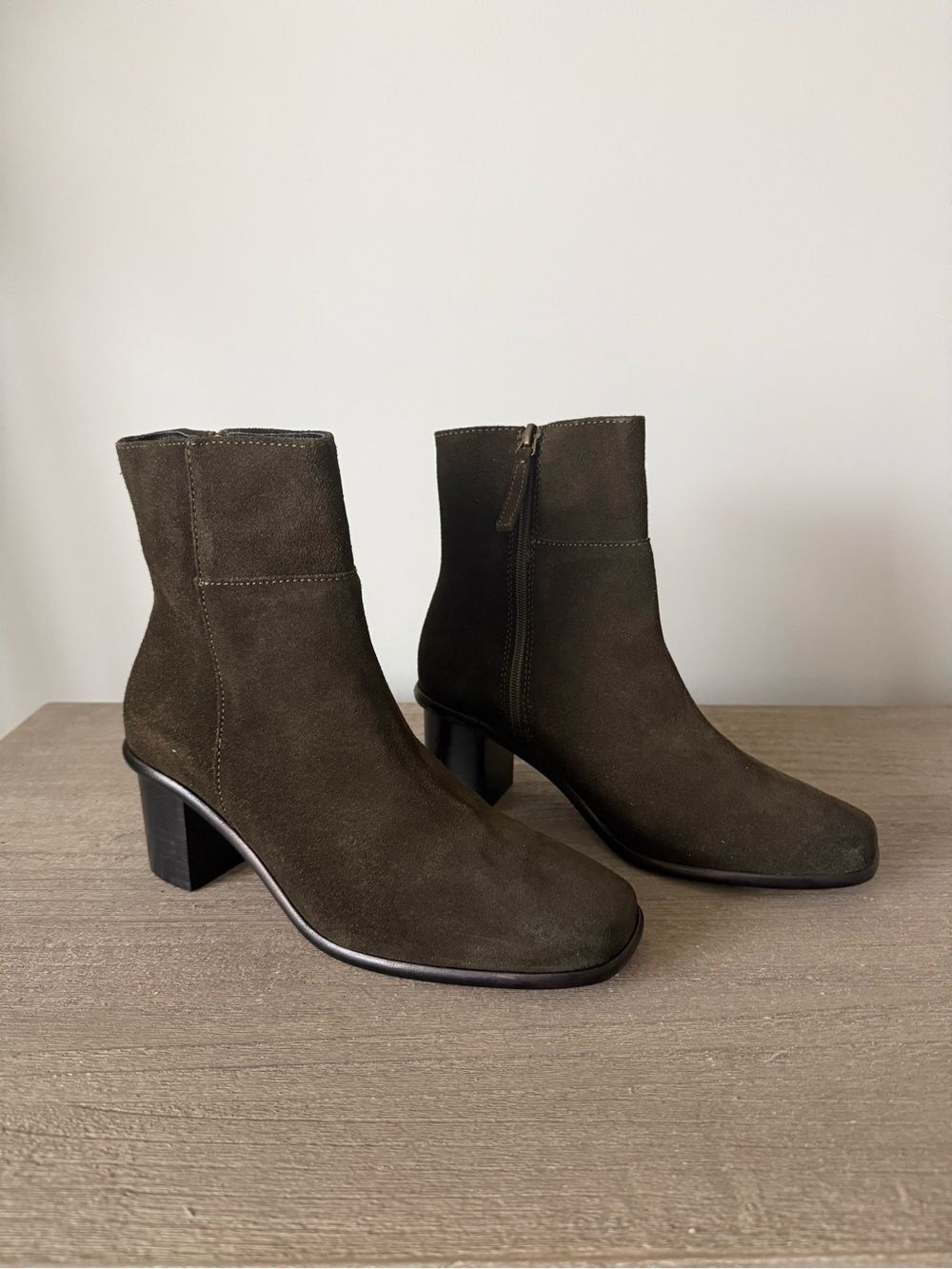 NWB Patina Vero Square Toe Block Heel Ankle Boot in Vine (Olive Brown) Size 7.5